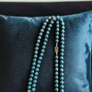 Lovely vintage 61” long strand of blue teal faux pearls (imitation)